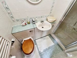 En-suite- click for photo gallery